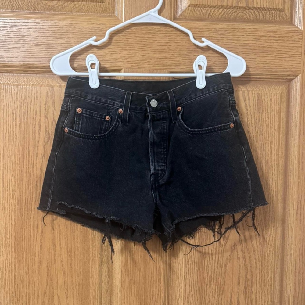Black 501 Levi shorts